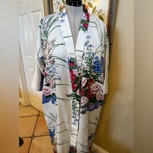L Magnin white robe with floral Print Kaftan Size  o/s  (A03)